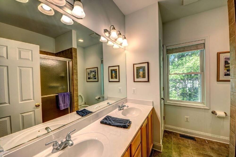 Photo of Bathroom in Lakeside Woods