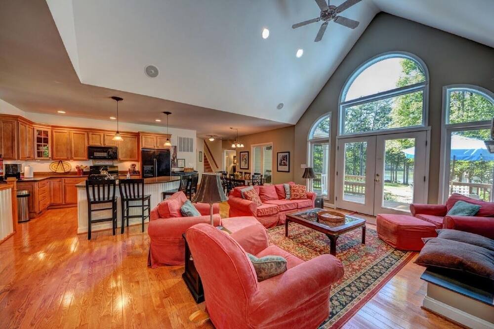 Photo of Livingroom in Lakeside Woods
