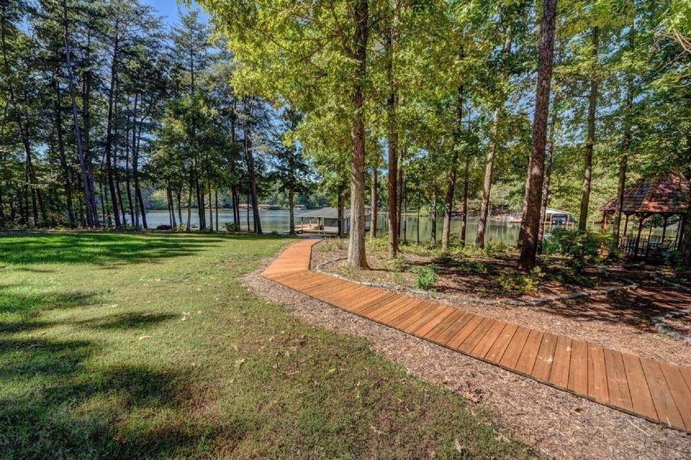Photo of Outdoor in Lakeside Woods