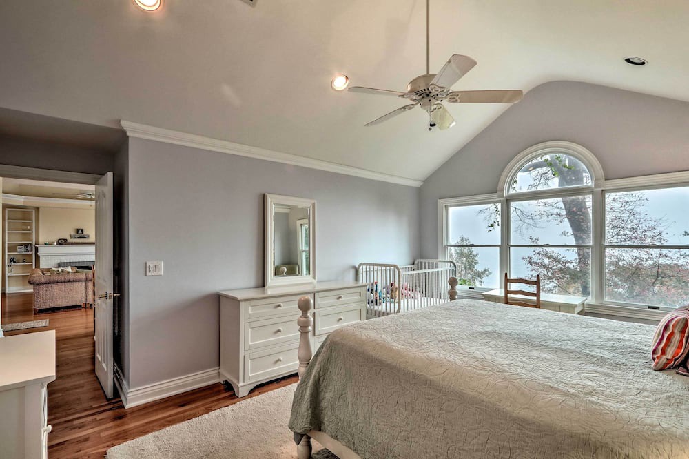 Photo of Bedroom in Atlantic Highlands