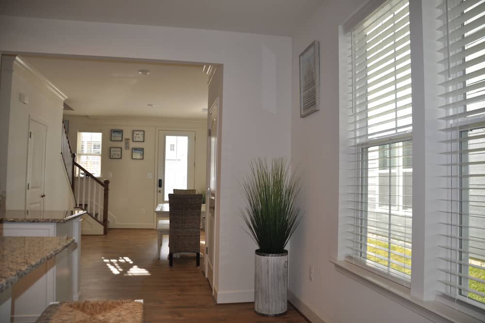 Photo of Livingroom in Bayside