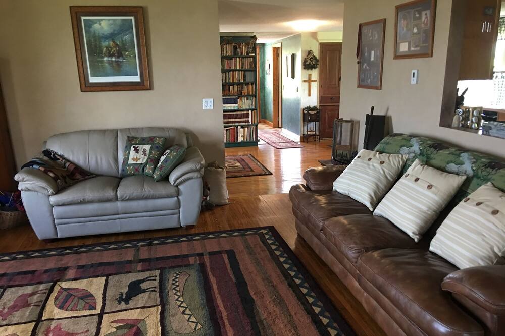 Photo of Livingroom in Holcomb