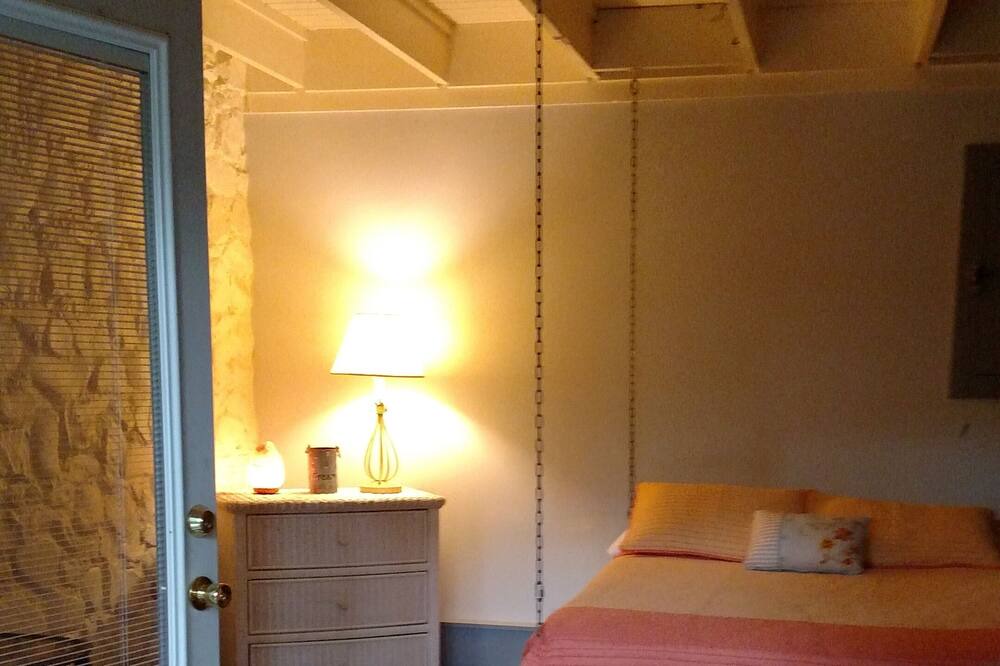 Photo of Bedroom in Hood