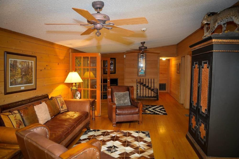 Photo of Livingroom in Floyd Dale