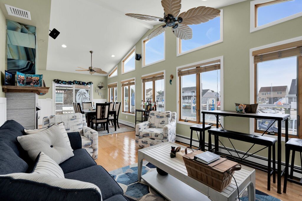 Photo of Livingroom in Bayville