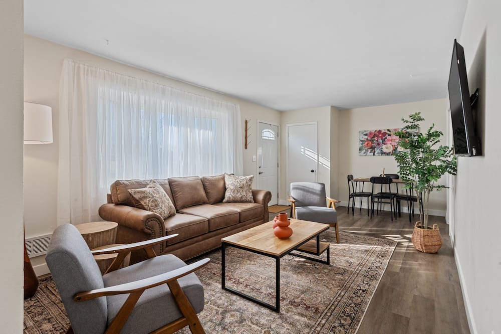 Photo of Livingroom in Iowa City