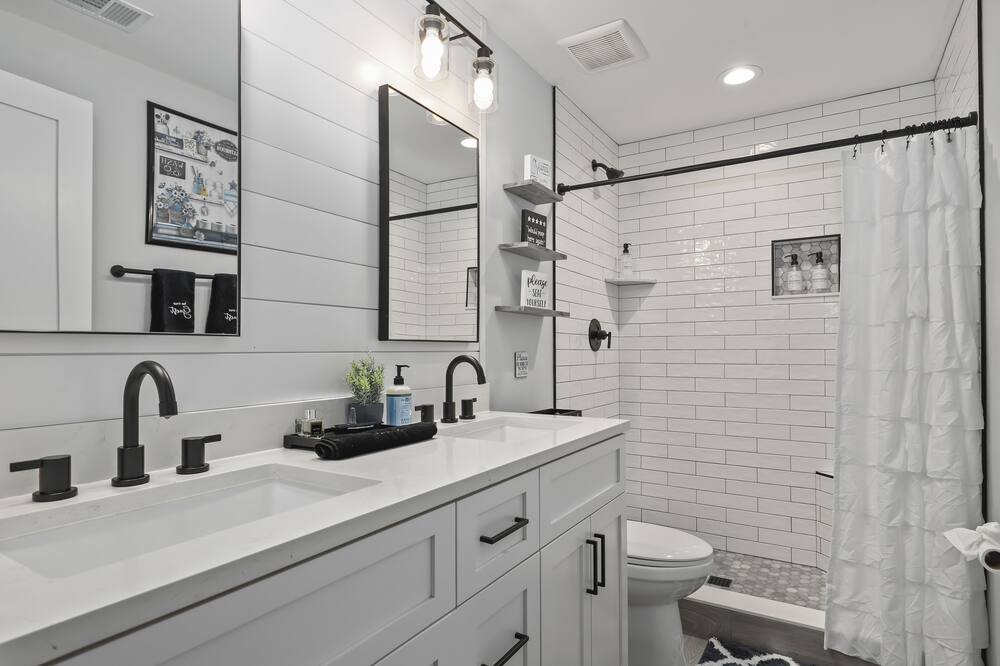 Photo of Bathroom in Lakeview