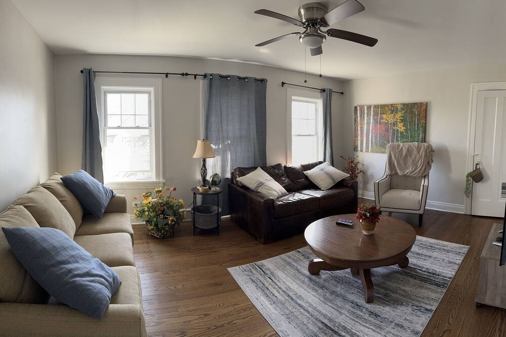 Photo of Livingroom in Elmhurst
