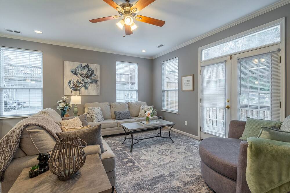 Photo of Livingroom in Ashley Oaks
