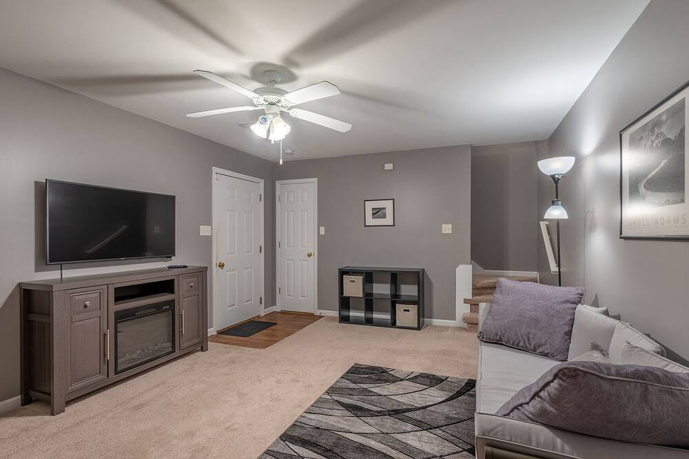 Photo of Livingroom in Ashley Oaks