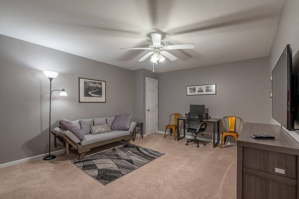 Photo of Livingroom in Ashley Oaks