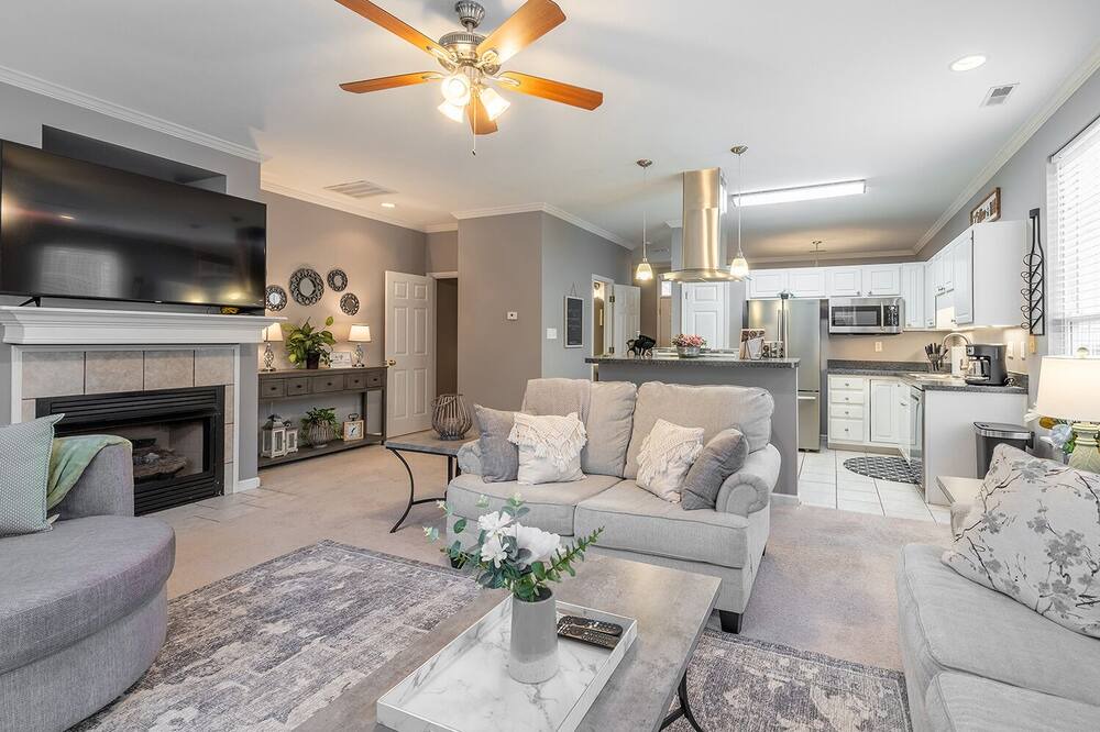 Photo of Livingroom in Ashley Oaks