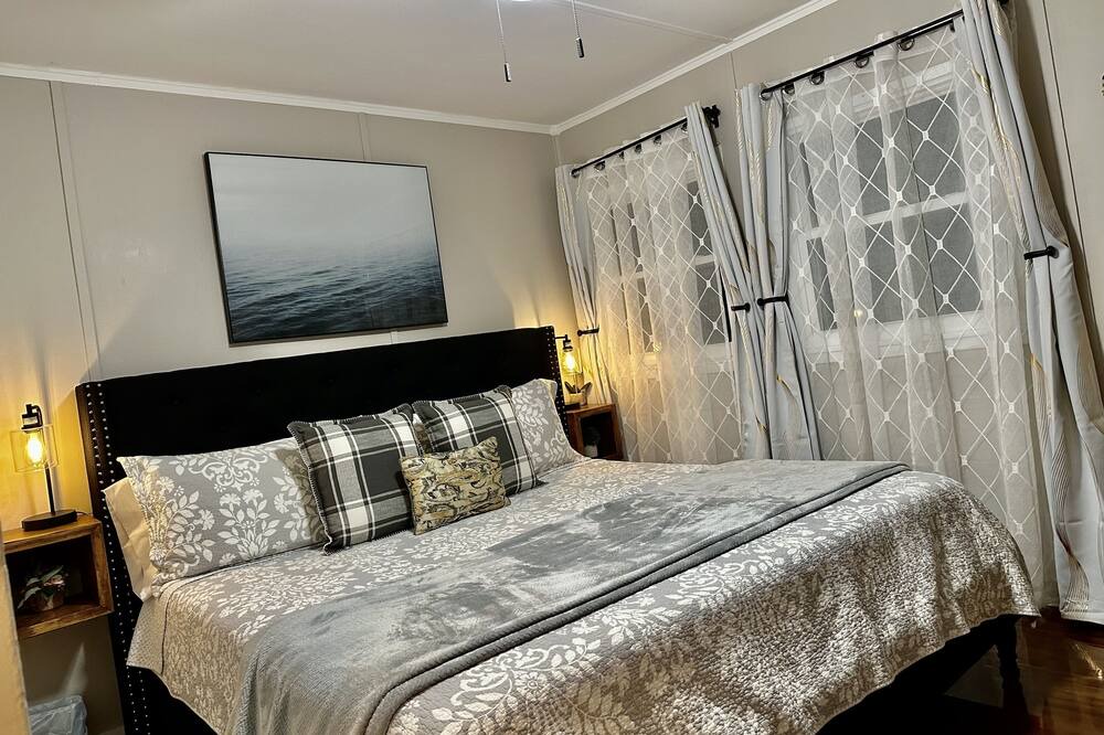 Photo of Bedroom in Oak Ridge