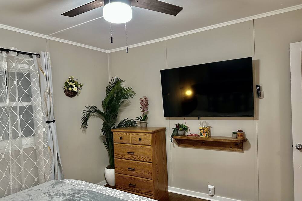 Photo of Bedroom in Oak Ridge