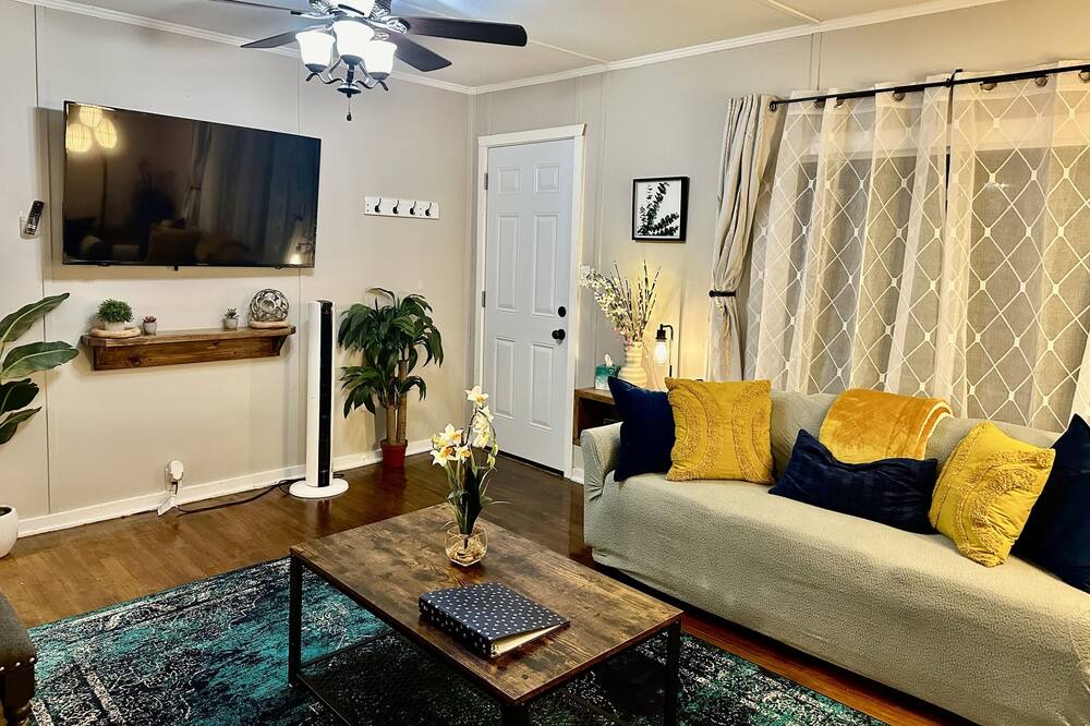 Photo of Livingroom in Oak Ridge