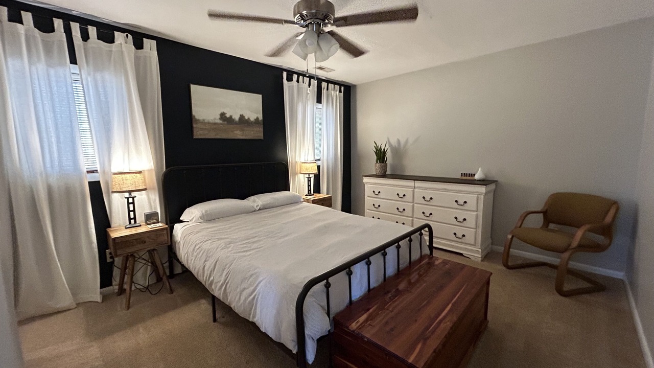 Photo of Bedroom in Hood