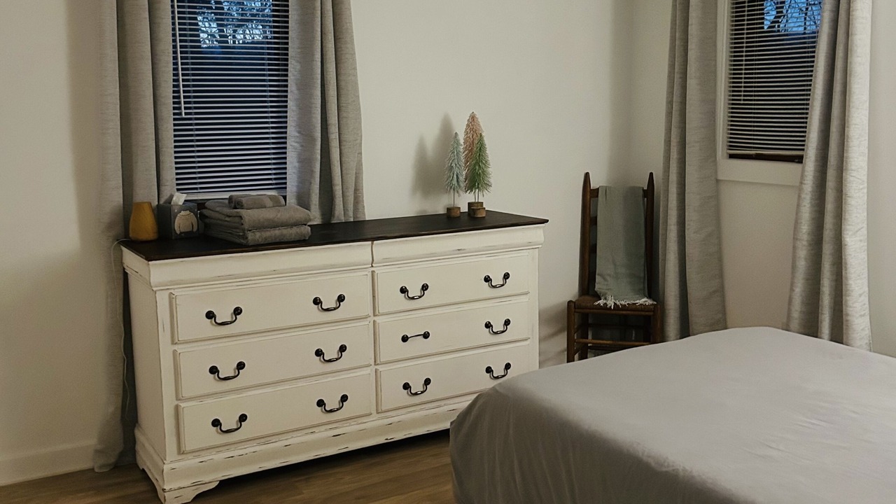 Photo of Bedroom in Hood