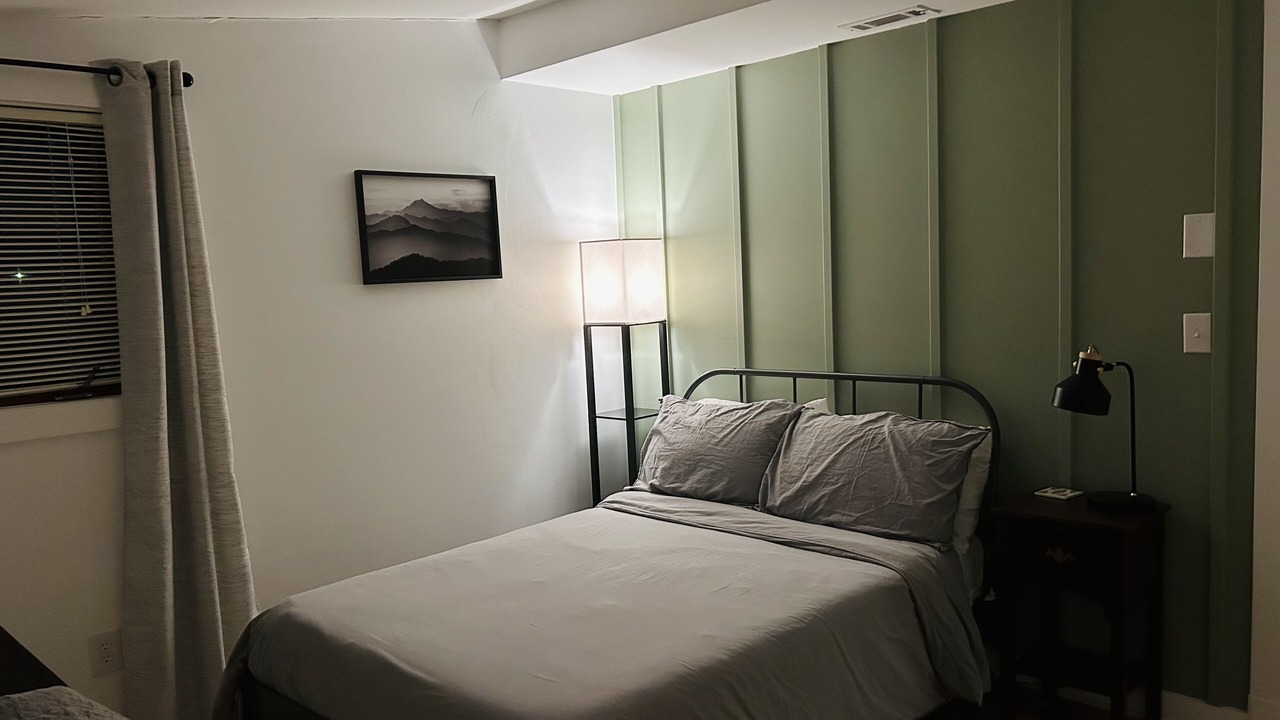 Photo of Bedroom in Hood