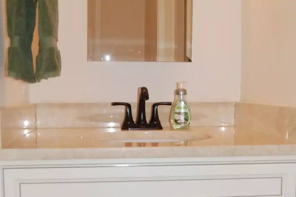 Photo of Bathroom in Quinque
