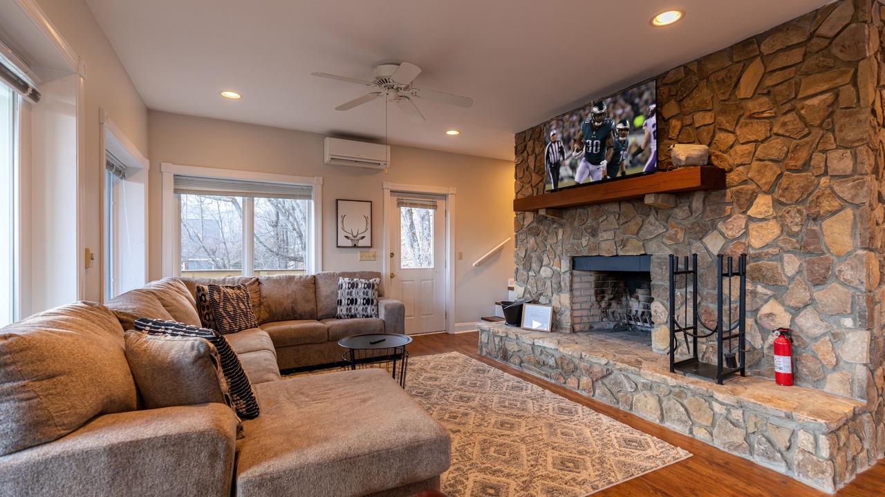 Photo of Livingroom in Seven Devils