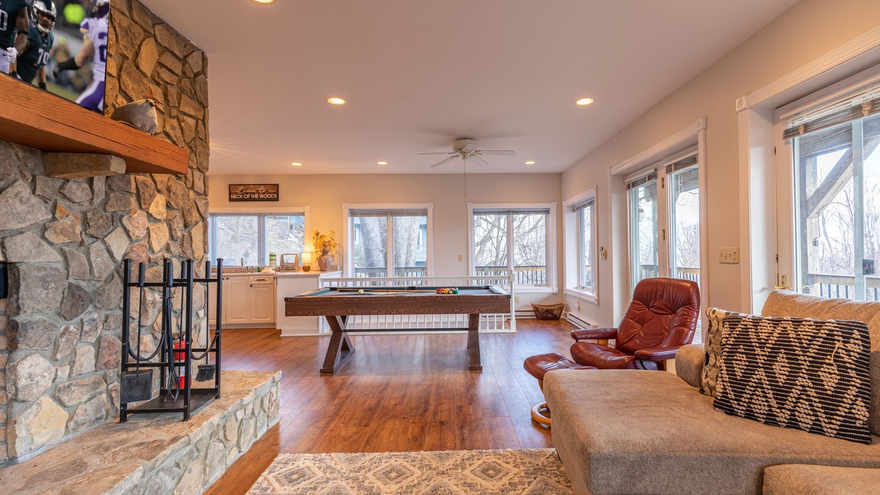 Photo of Livingroom in Seven Devils