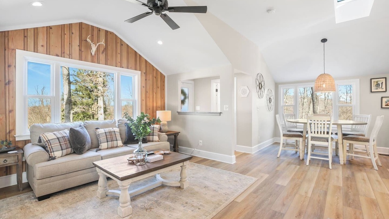 Photo of Livingroom in Bluemont