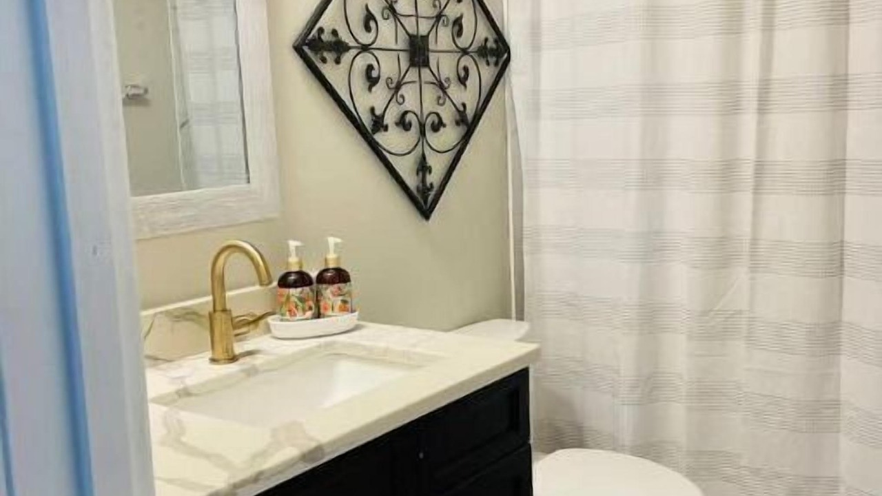 Photo of Bathroom in Crisp