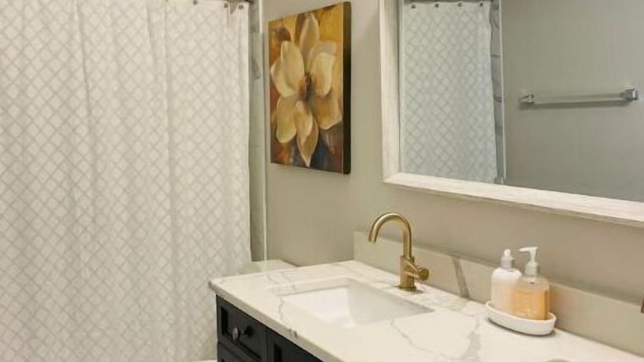 Photo of Bathroom in Crisp