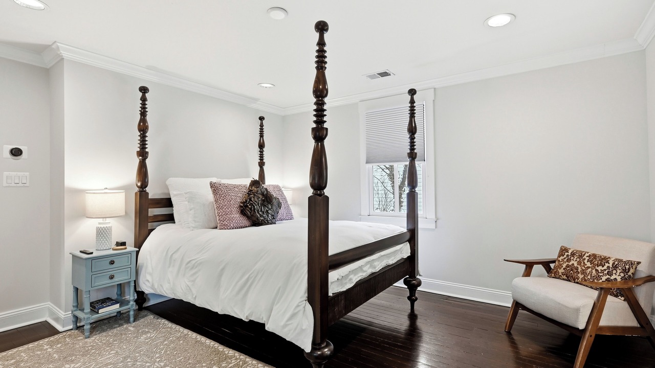 Photo of Bedroom in Leesburg's Old and Historic District