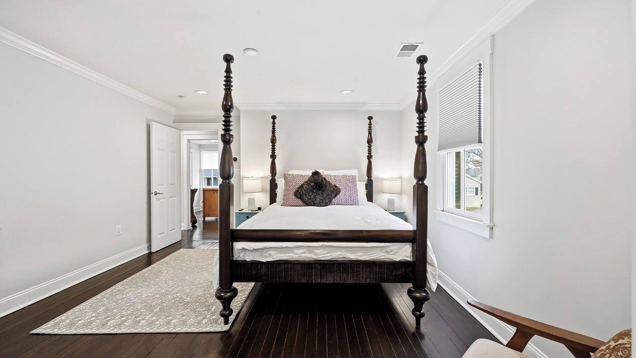 Photo of Bedroom in Leesburg's Old and Historic District