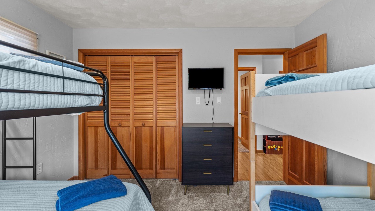 Photo of Bedroom in Monteray Shores