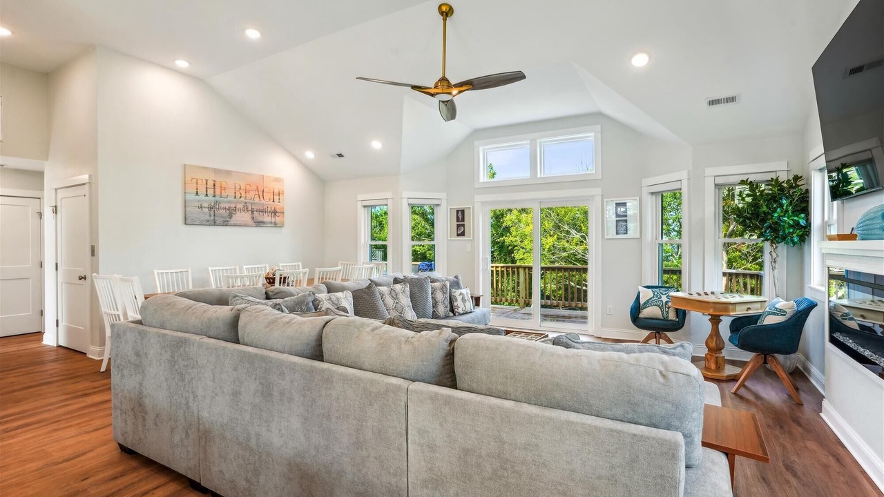 Photo of Livingroom in Monteray Shores