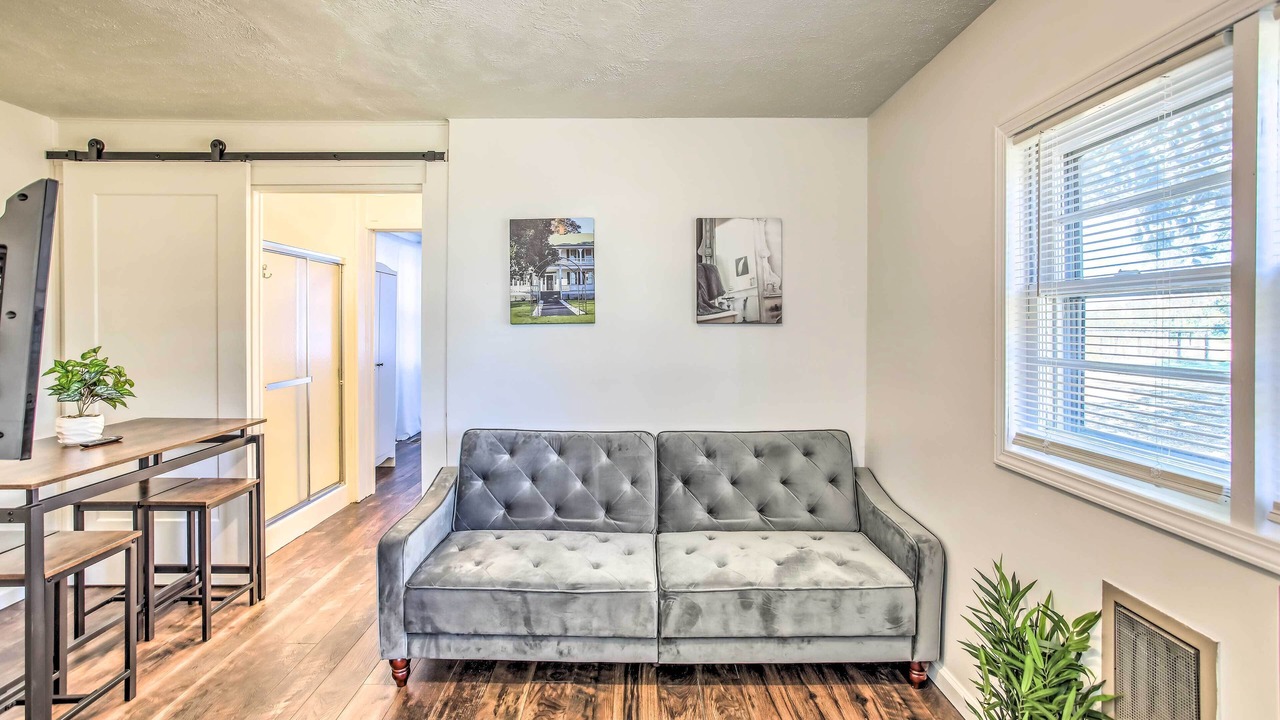 Photo of Livingroom in Floyd Dale