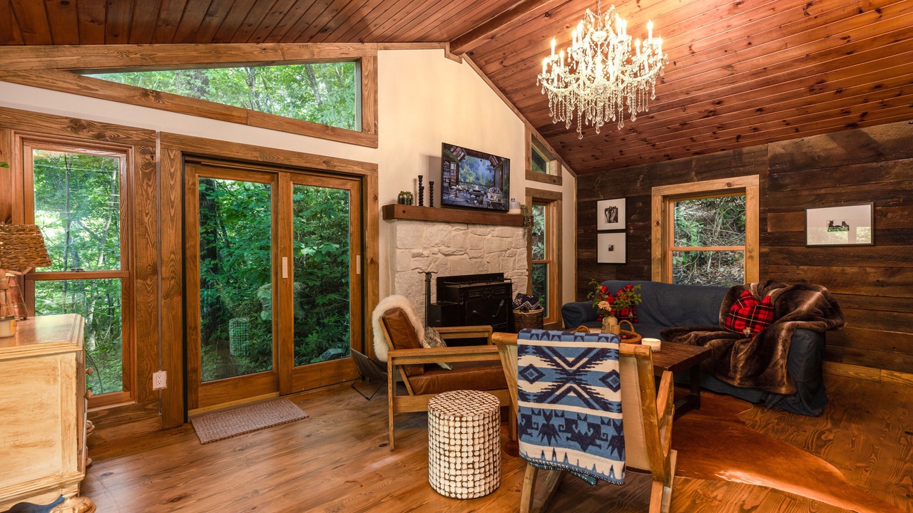 Photo of Livingroom in Sugar Grove