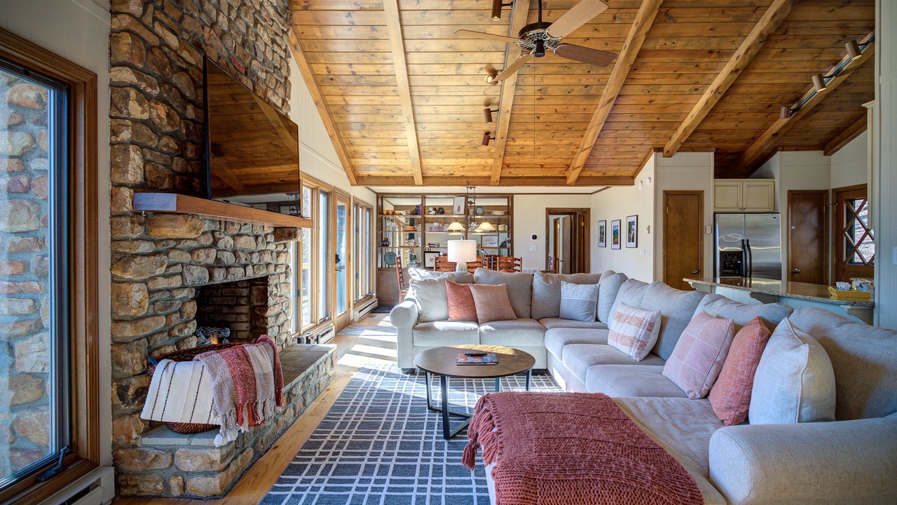 Photo of Livingroom in Seven Devils