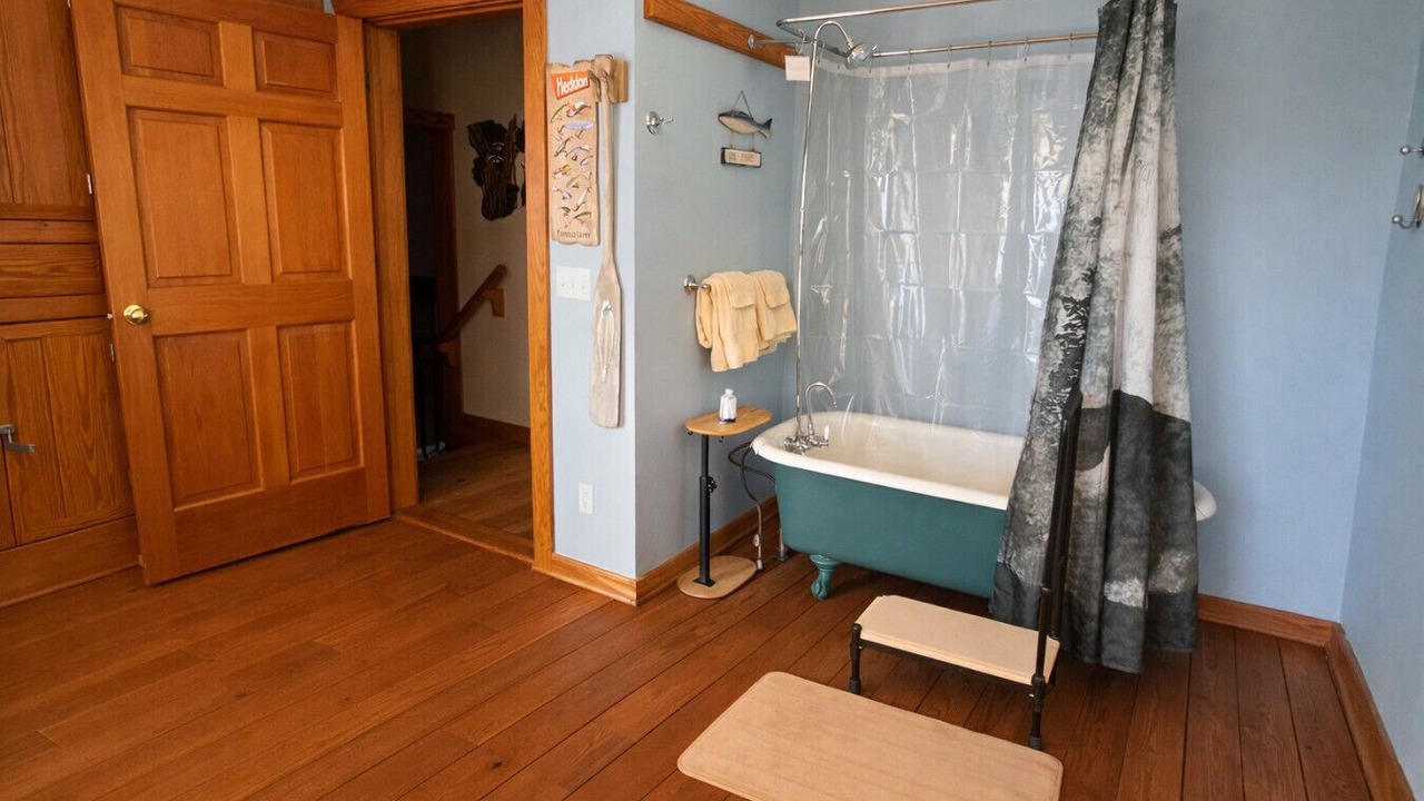 Photo of Bathroom in Hood