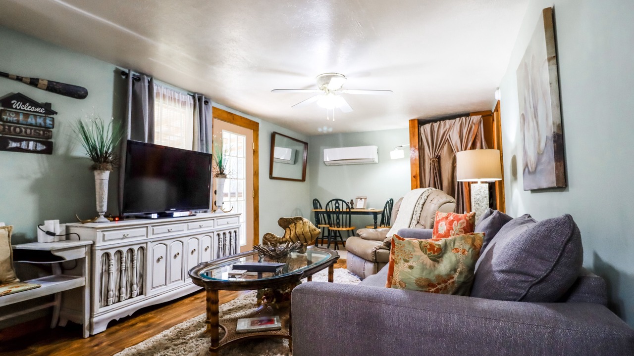 Photo of Livingroom in Guntersville