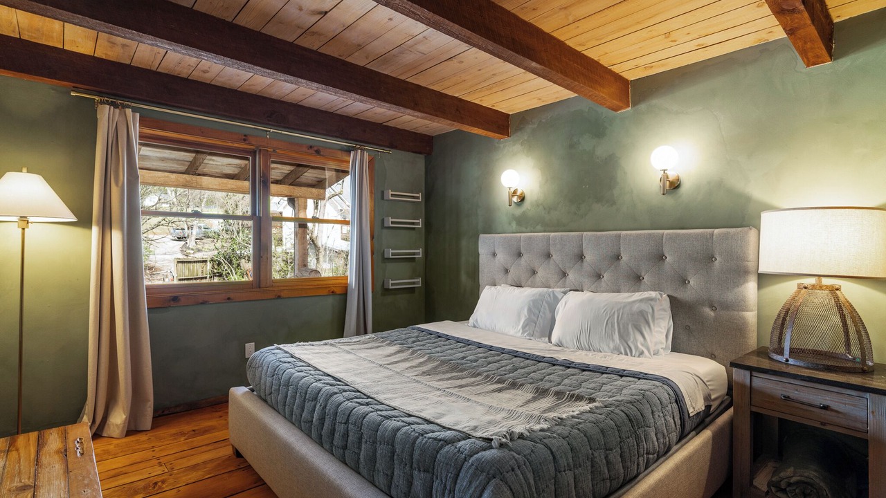 Photo of Bedroom in Ashley Oaks