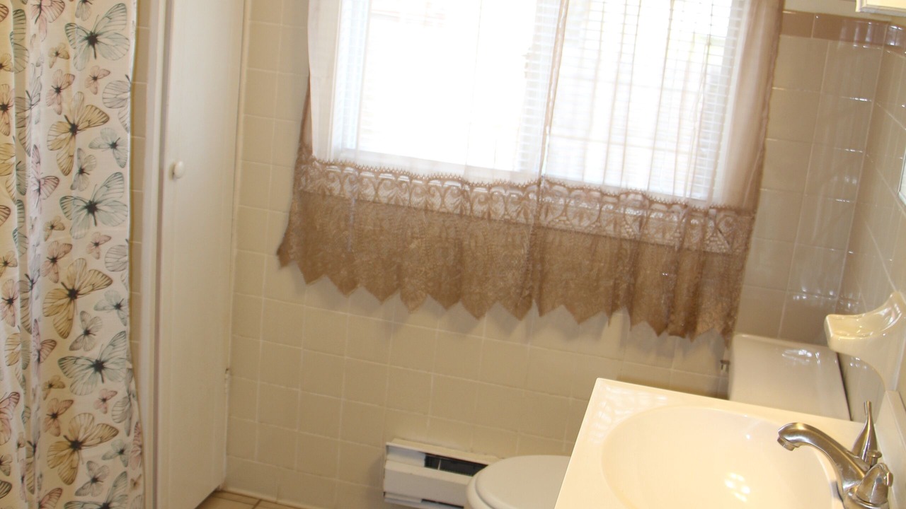 Photo of Bathroom in Deep Hole