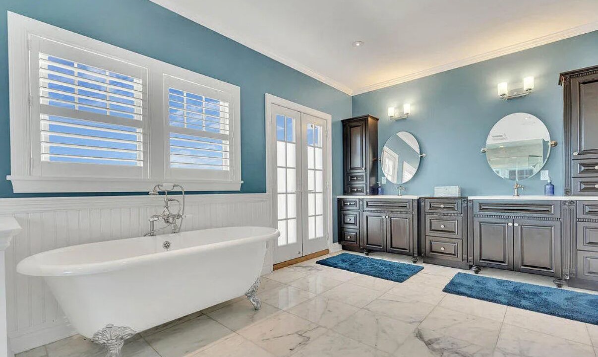 Photo of Bathroom in Wall
