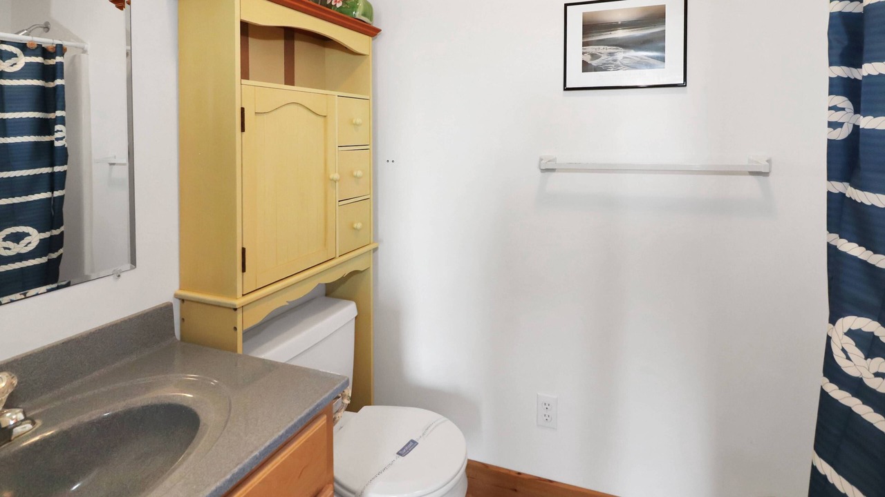 Photo of Bathroom in Deep Hole