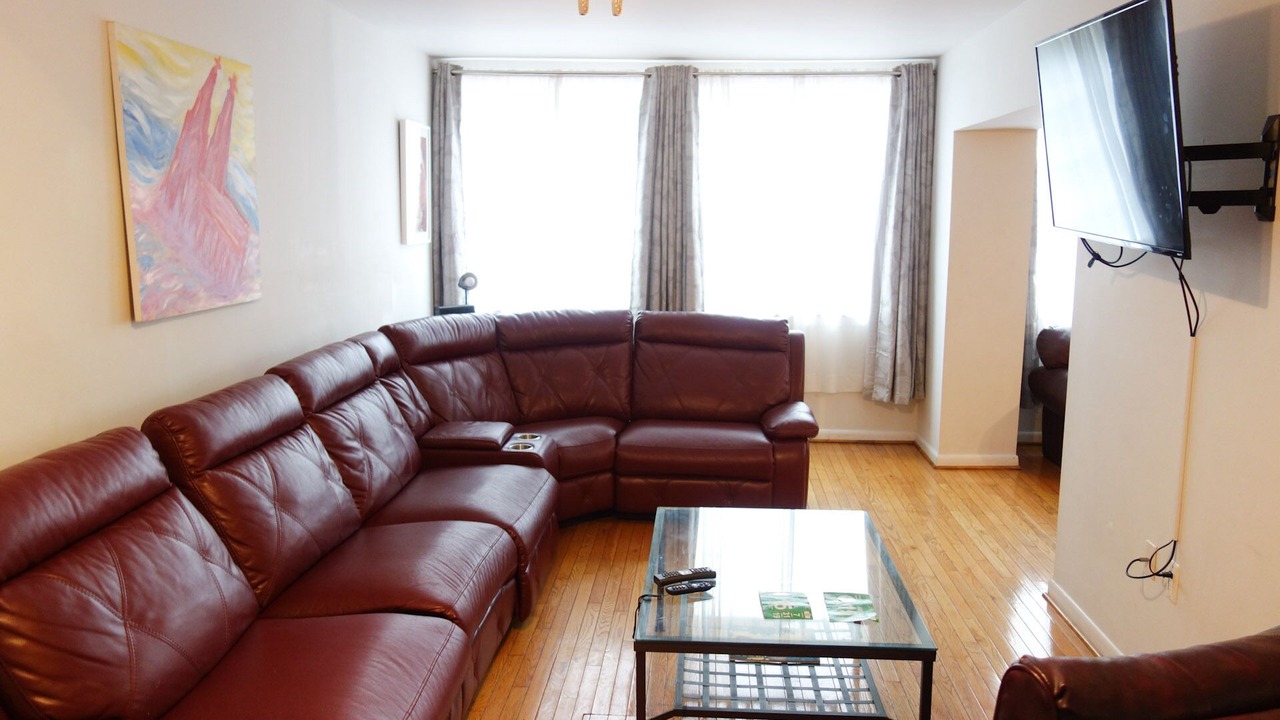 Photo of Livingroom in Barre Circle