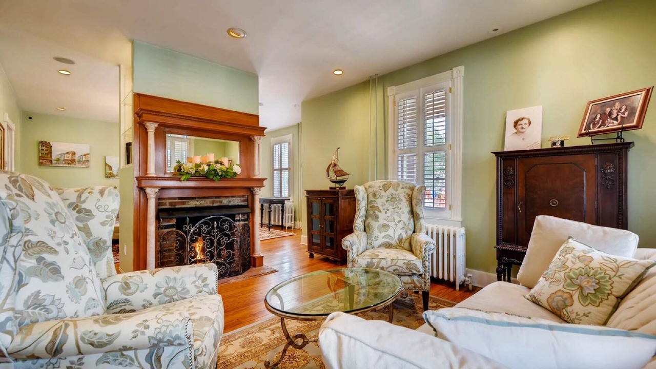 Photo of Livingroom in Historic District