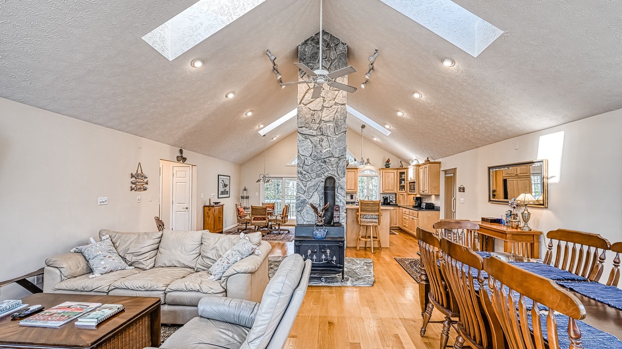 Photo of Livingroom in Panamint Shores