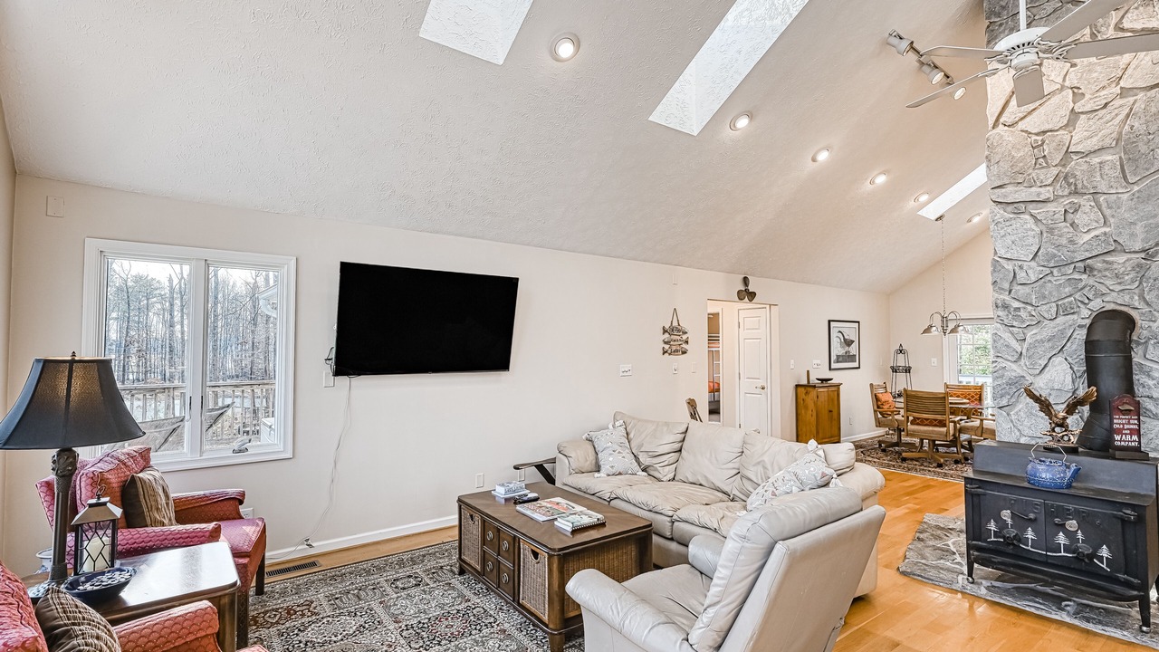Photo of Livingroom in Panamint Shores
