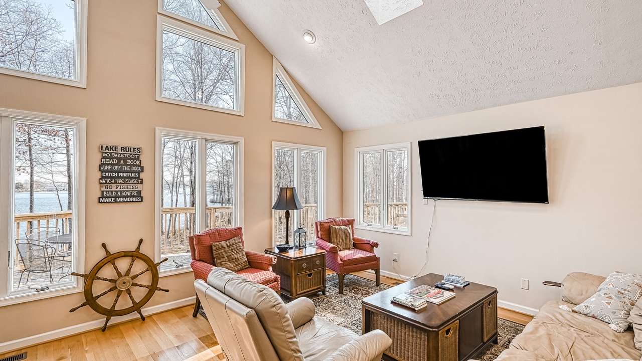Photo of Livingroom in Panamint Shores