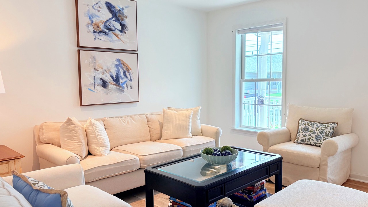 Photo of Livingroom in Town Bank