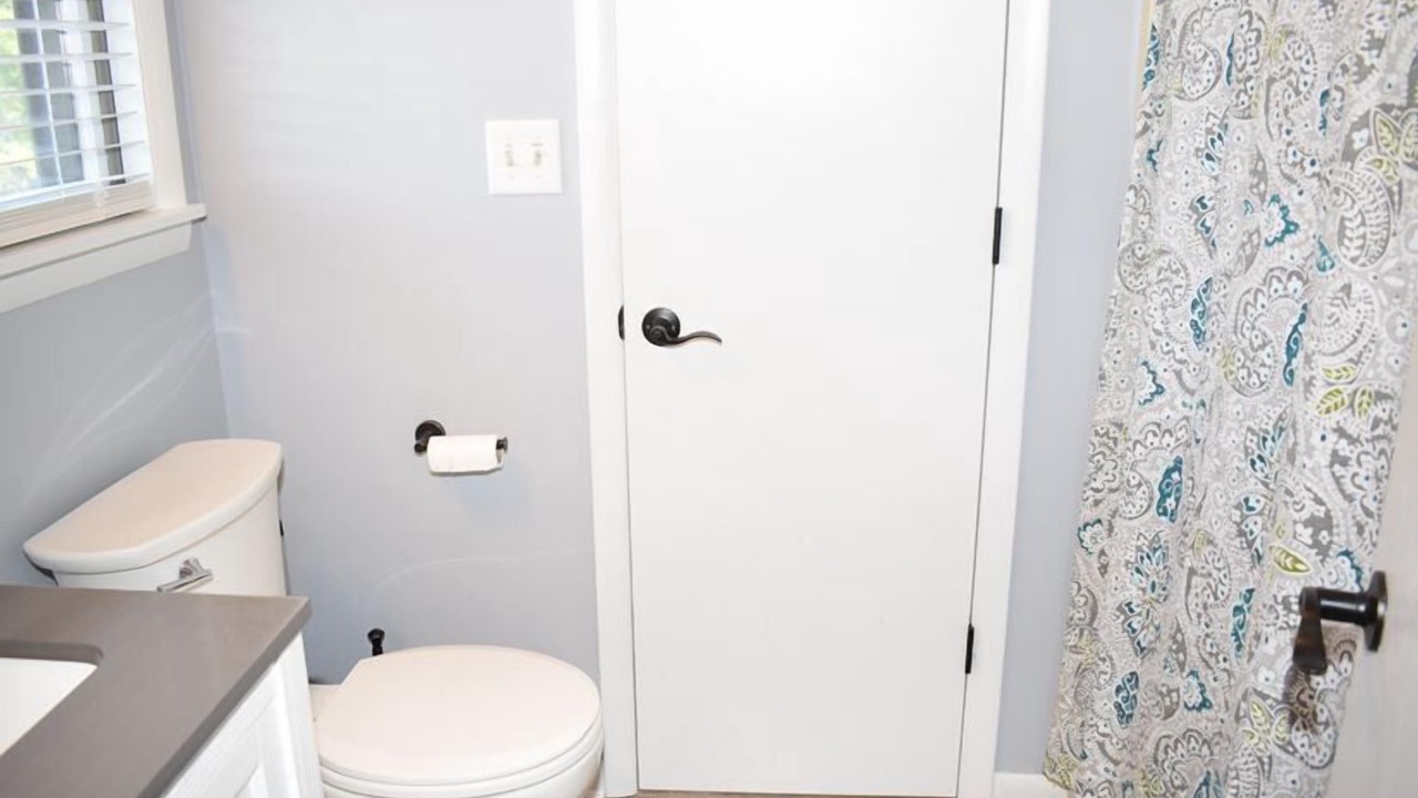 Photo of Bathroom in Deep Hole