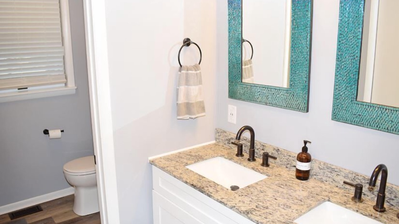 Photo of Bathroom in Deep Hole