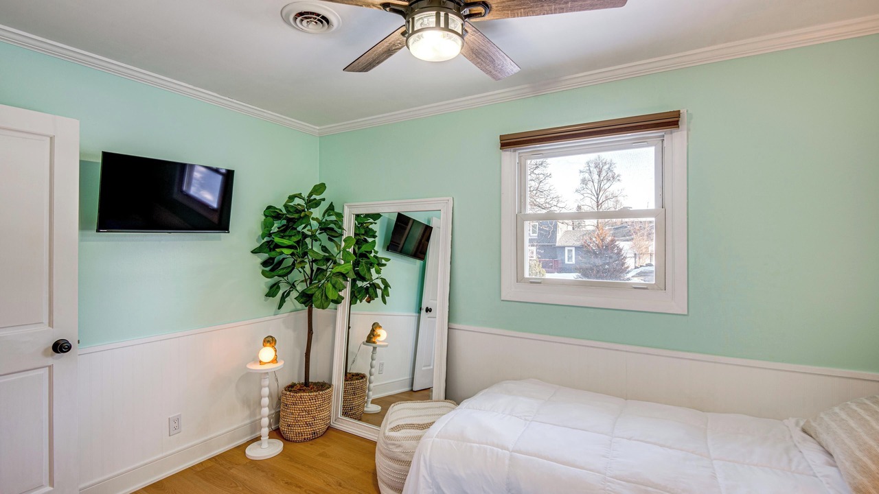 Photo of Bedroom in Lake in the Hills